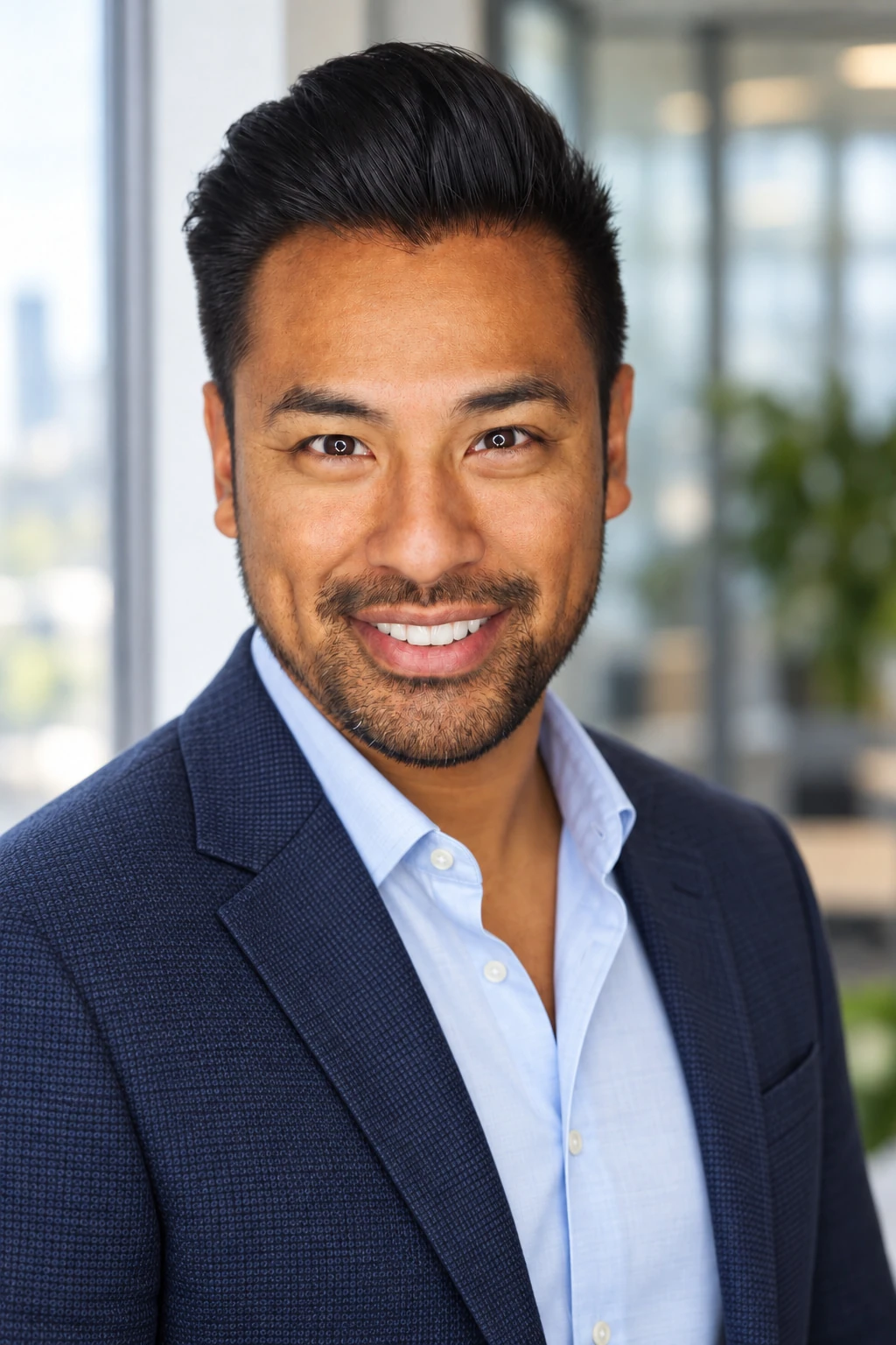 Portrait du même homme avec un blazer bleu dans un bureau discret, pour un profil professionnel
