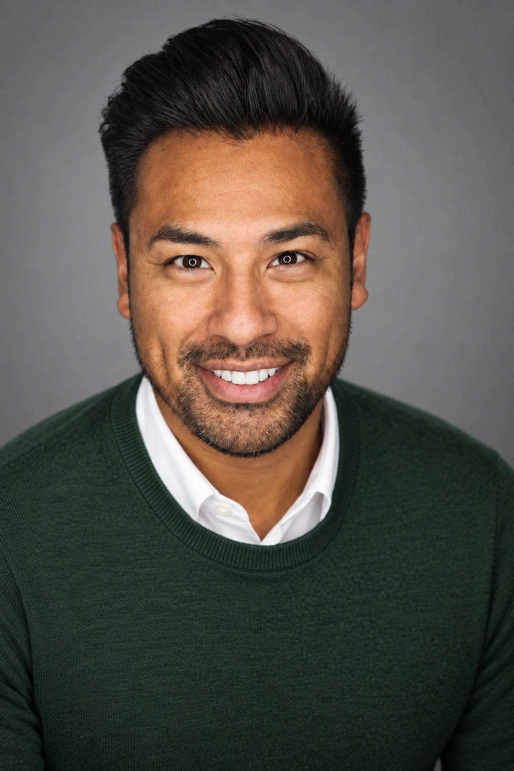 Photo du même homme avec un pull vert et un fond neutre, pour une candidature