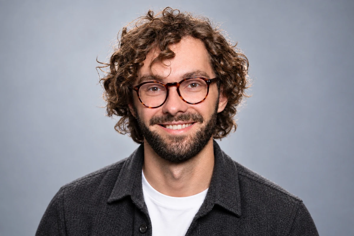 Portrait professionnel créé avec l’IA pour un profil d’entreprise, conservant les lunettes et la barbe de l’homme