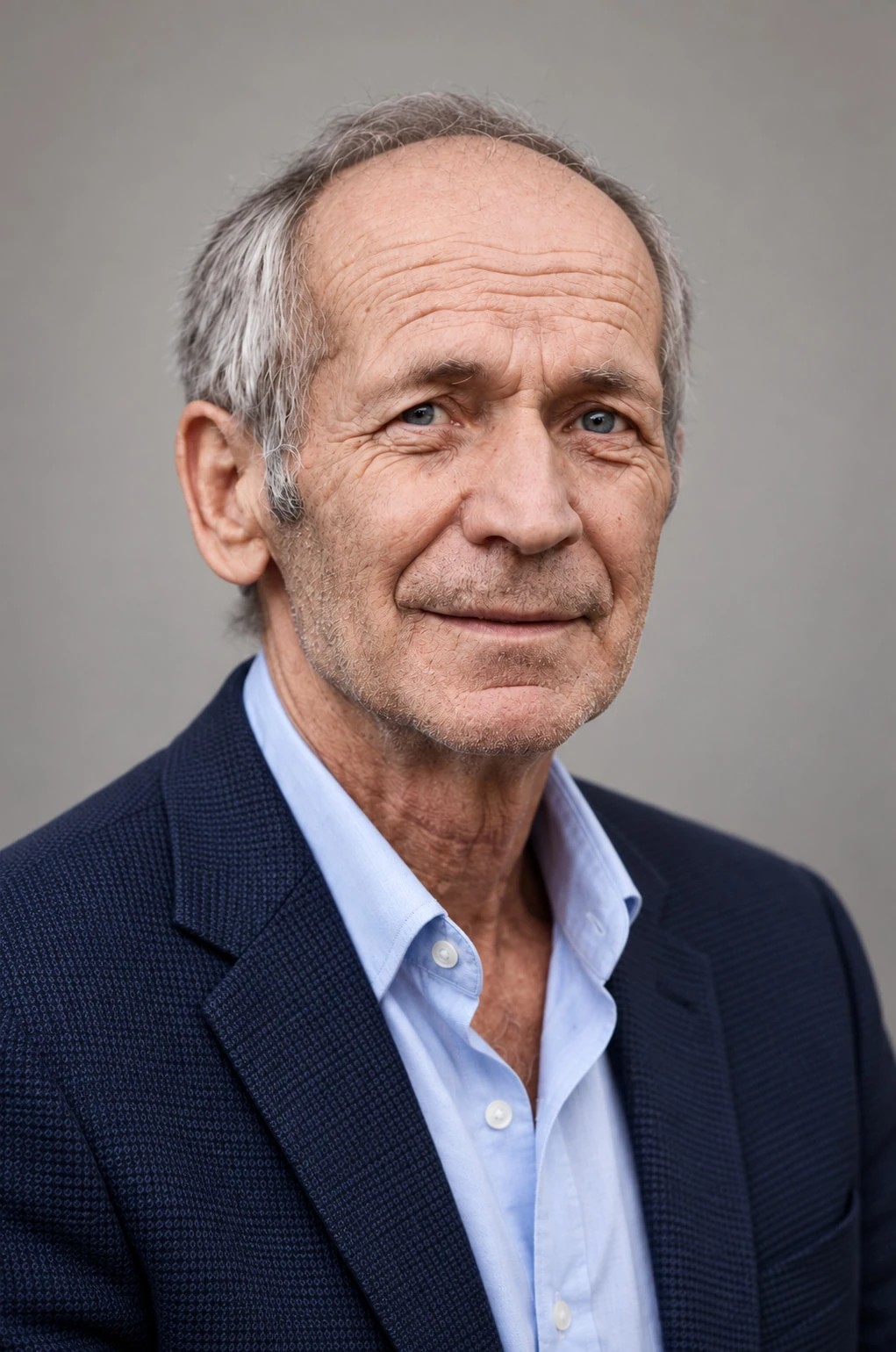 Photo professionnelle créée avec l’IA pour un CV, conservant les cheveux gris et la texture naturelle de la peau de l’homme